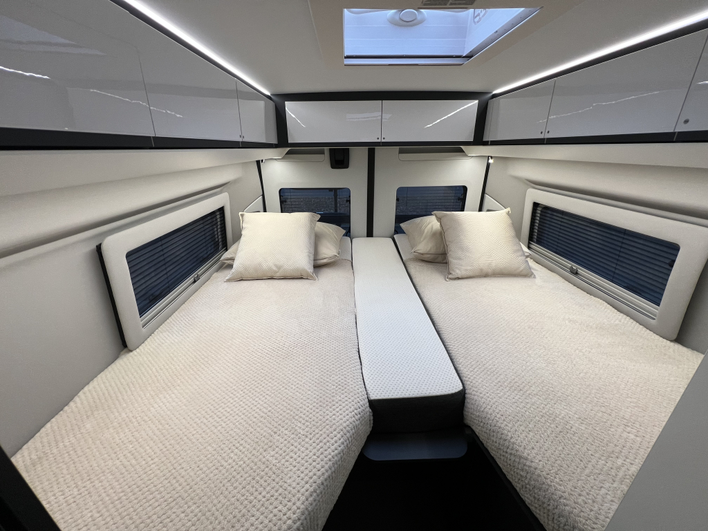Adria Twin Supreme 640 SLB ENKELE BEDDEN SKYROOF CAMERA foto: 3