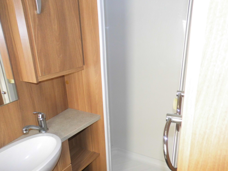 Swift Challenger 570 Sat&eacute;lite, toldo y aire acondicionado foto: 9