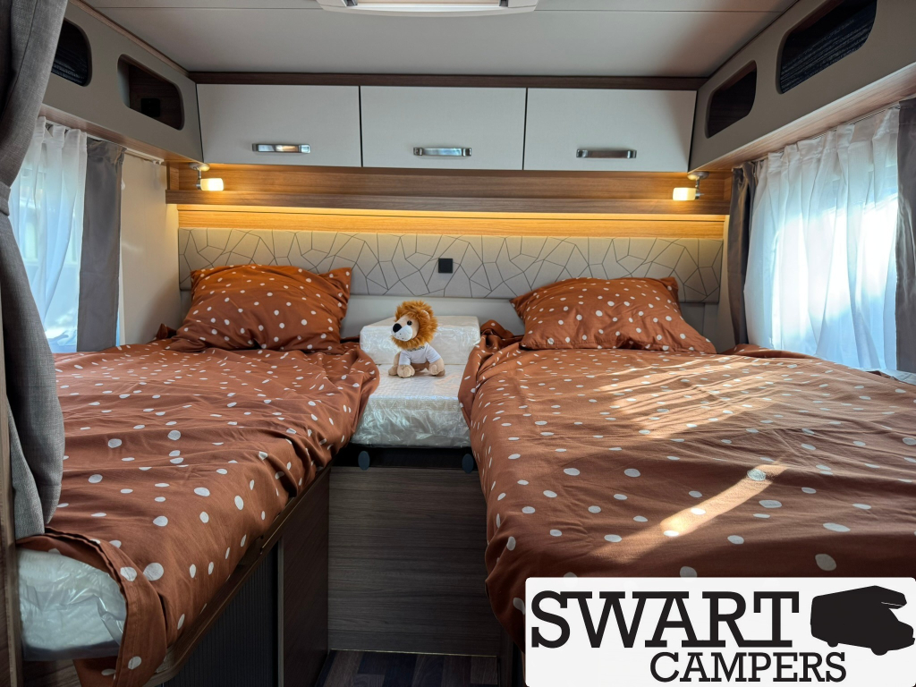 Weinsberg CaraSuite 700 ME, 180 CV Autom&aacute;tico 5 plazas con cintur&oacute;n Cama abatible Camas individuales foto: 17