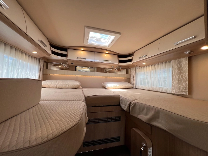 Carthago C-Tourer T 143 LE MERDCEDES/2 ZONNEPAN.  foto: 5