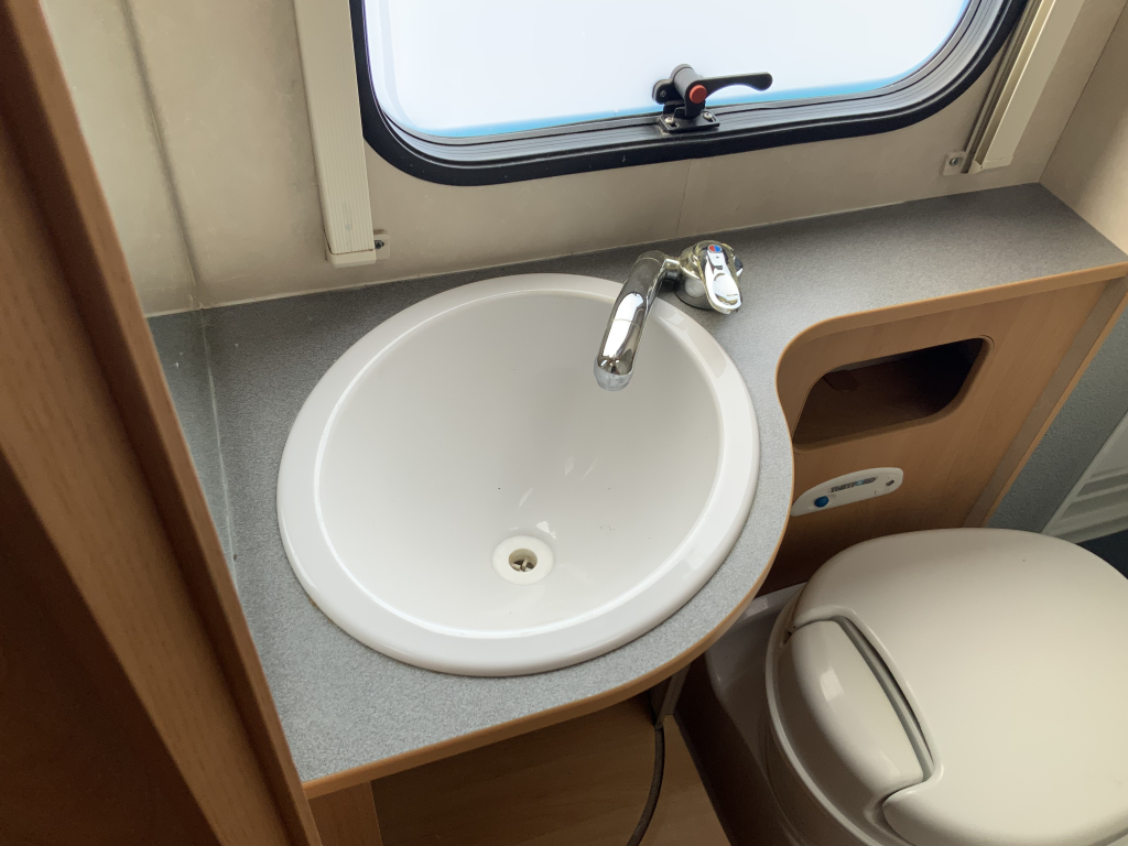 Adria   Compact   2.3 MultiJ. 130 PK , Half-integraal  , Frans-bed achter , Motor-airco , Trekhaak , Kleine camper , Bj. 2009 Camp centrum on the road Marum foto: 22