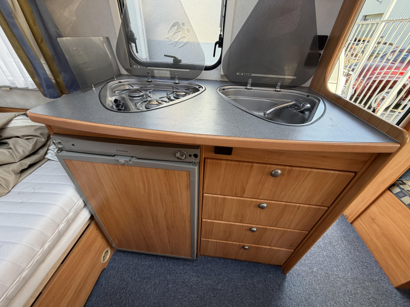 Adria Adora 462 UB 1300 KG+Voortent+luifel  foto: 16