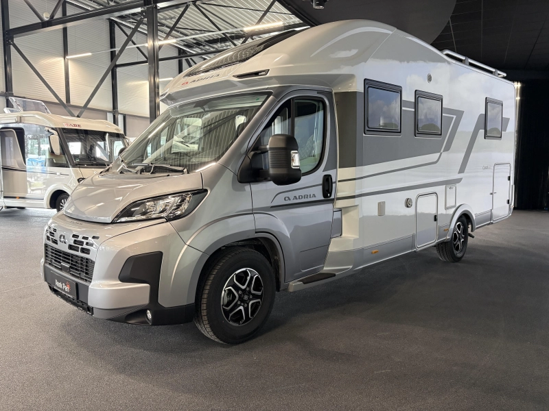 Adria Coral Plus 670 DC queensbed / automaat  foto: 2