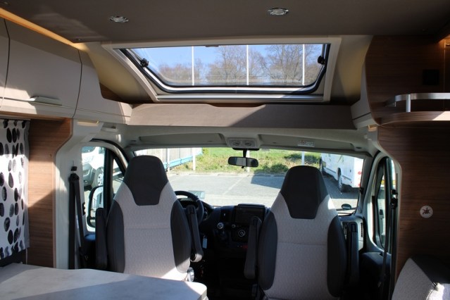 Jonge Knaus VanSation 650 Peugeot 2.2 l/ 165 pk met slechts 7.873 km enkele bedden (45  foto: 22