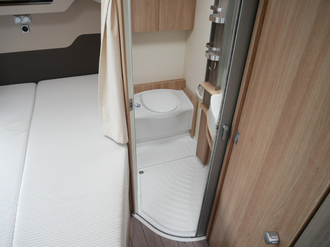 Knaus Sky TI 650 MF, Autom&aacute;tico, Cama francesa, Elevador de bicicletas foto: 14