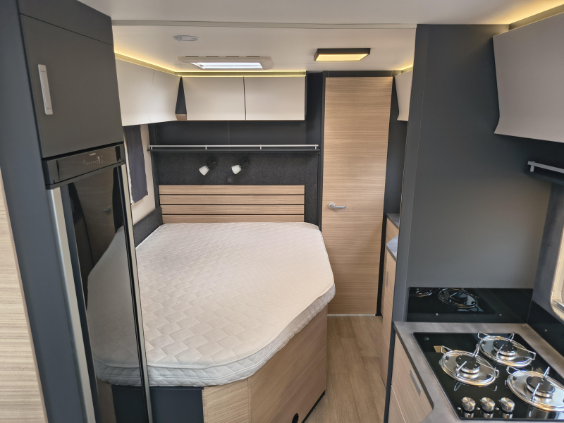 Hobby Optima De Luxe 70 F -Automatique-salle de bain arri&egrave;re photo : 9