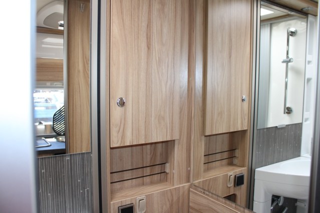 Compacto Hymer Exsis i 474 Fiat 160 cv estrecho ligero camas individuales y cama abatible (55 foto: 56