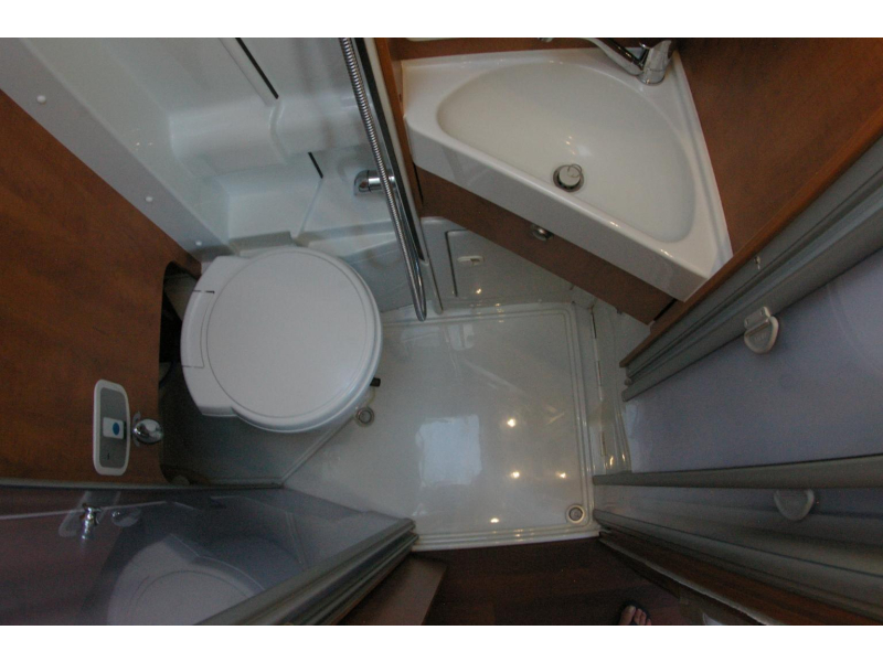 Carthago Malibu 600 DB Automaat, Dwarsbed.  foto: 14