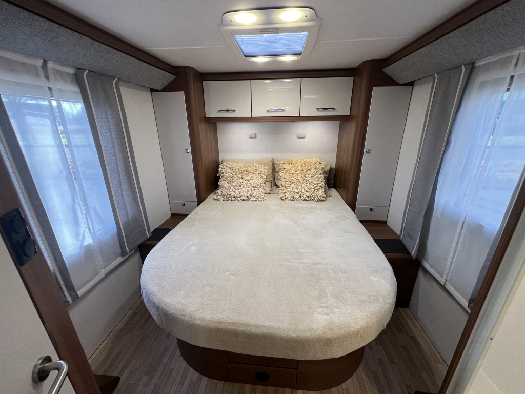 LMC EXPLORER SPORTLINE 745 QUEENSBED+HEFBED 2X ZONNEPANEEL foto: 2