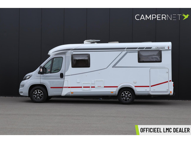 LMC Cruiser V646 140pk Automaat | HEO safe sloten | Thule luifel | Trekhaak | Lengtebedden | Bearlock | Panoramadak | Compact model foto: 2
