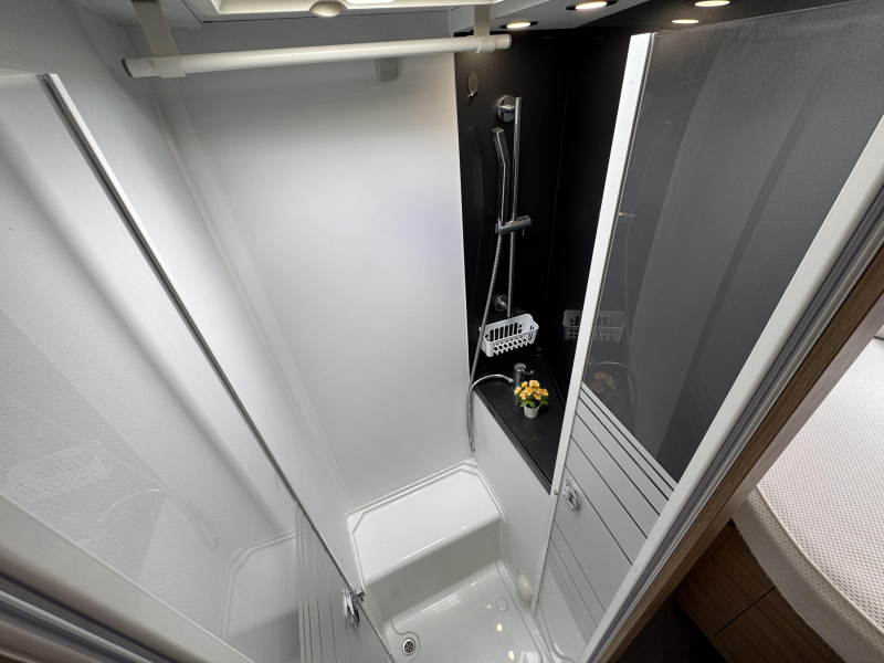 Adria Matrix Plus 670 DC Queensbed Hefbed Omvormer  foto: 19