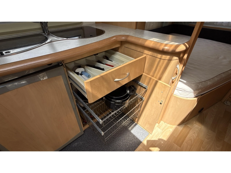 Hobby De luxe Easy 460 UFE cama francesa asiento redondo inodoro foto: 6
