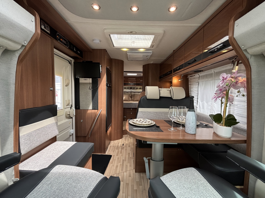 LMC Black Edition 722 QUEENSBED SOLAR PANEL LPG ROOF AIRCO photo: 15