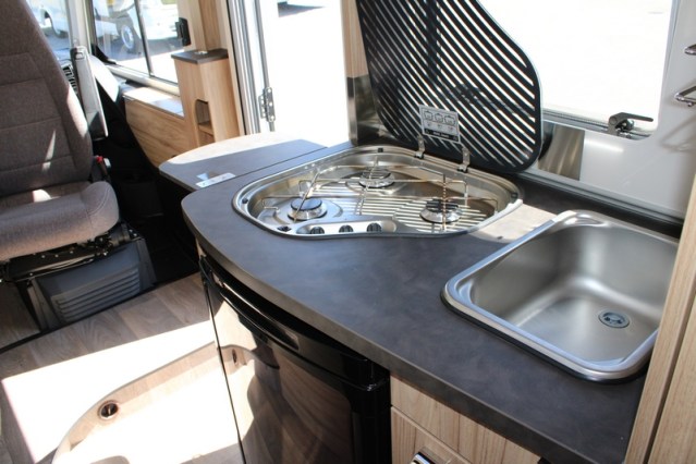 Hymer Exsis i 474 Fiat 160 CV compacto, estrecho, ligero, con camas individuales y cama abatible (55 foto: 35