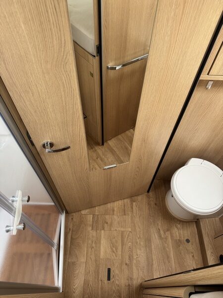 Hymer B MC I 680 equipado con potente Mercedes 9 G Tronic 170 CV AUTOM&Aacute;TICO camas individuales + cama abatible (56 foto: 52