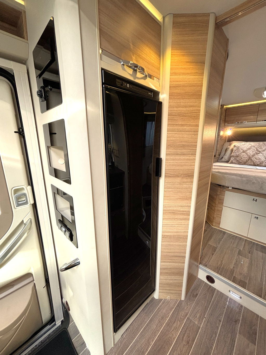 Adria Coral Platinum S 690 SC QUEENSBED ALKO LUCHTVERING foto: 7