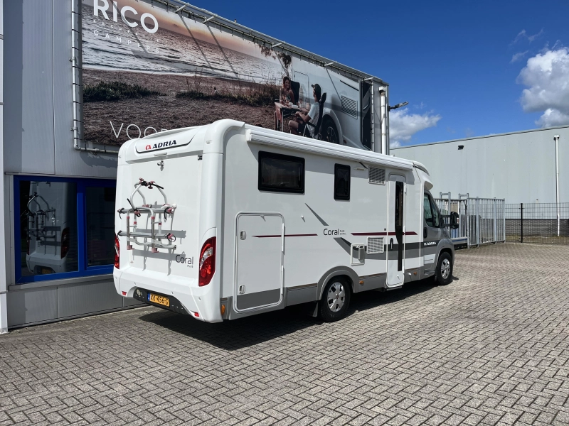 Adria Coral S 670 SL camas longitudinales/5 plazas con cintur&oacute;n foto: 2