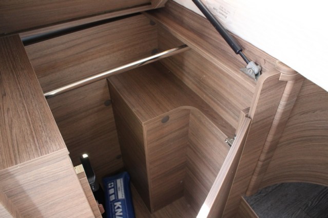 Jonge Knaus VanSation 650 Peugeot 2.2 l/ 165 pk met slechts 7.873 km enkele bedden (45  foto: 46