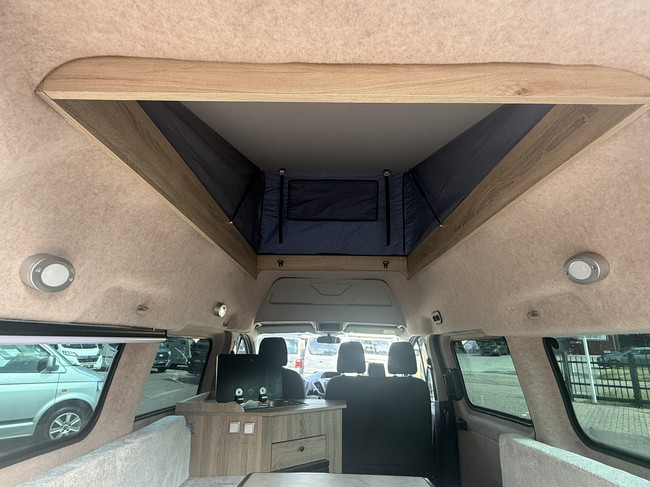 Ford transit buscamper professioneel omgebouwd hefdak airco cruise ctr 2 slaapplaatsen luifel thule trekhaak apk t/m 30-09-2027 foto: 17