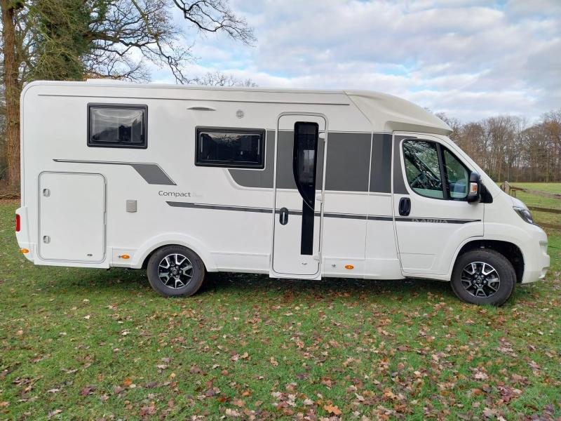 Adria Compact Axess 670 SL, doble aire acondicionado, enganche de remolque foto: 5