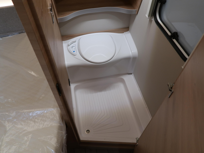 Knaus Sudwind Black Selection 450 FU CAMA FRANCESA / SAL&Oacute;N CIRCULAR foto: 6