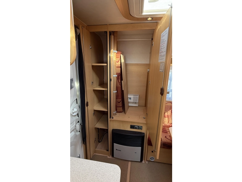 Dethleffs Camper 440 DB dwars bed zit toilet  foto: 3