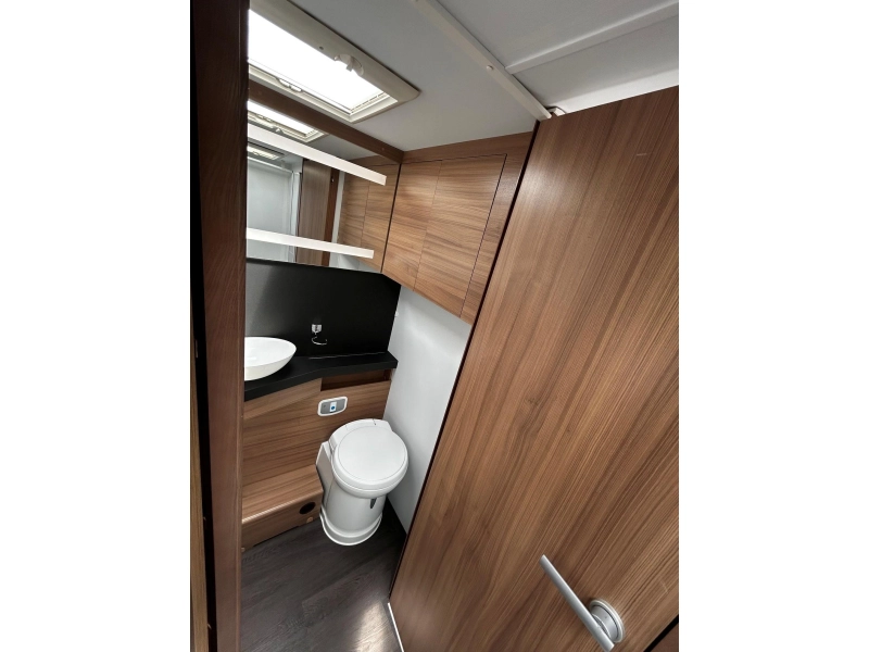 Adria Matrix Plus 670 DC TV y Antena parab&oacute;lica, Aire acondicionado de banco foto: 12