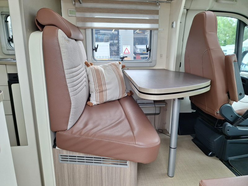 B&uuml;rstner Travel Van 620 T 9G MOD&Egrave;LE COMPACT AUTOMATIQUE photo : 3
