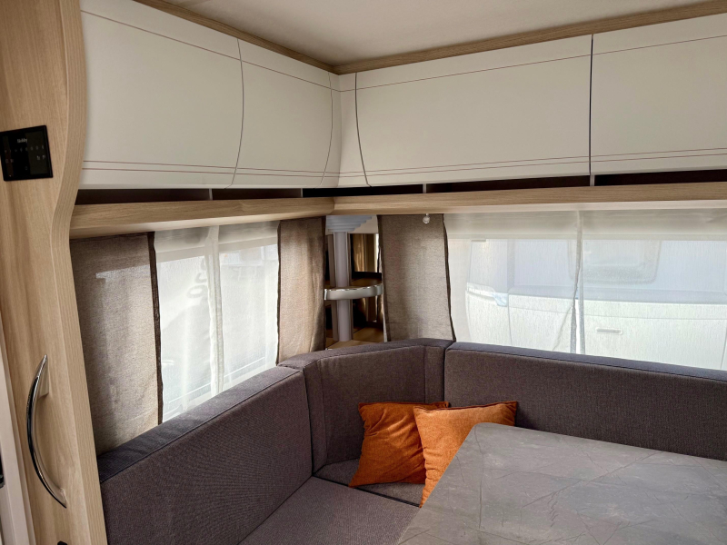 Hobby De Luxe 460 UFE Cama francesa y asientos redondos! foto: 15