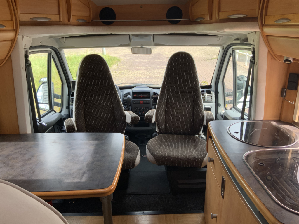 LMC  Fiat Ducato  2,8 JTD  128 PK , AUTOMAAT   Half-integraal ,  Motor-airco , 2 Lengte-bedden ( Laag ) , Alko-chassis  etc. Bj 2003 Camper centrum on the road Marum  foto: 5