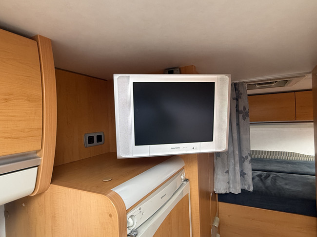 Hymer C 644 Alkoven Querbett+Hochbett Vollausstattung in sehr gutem Zustand Klimaanlage Markise TV elektr. Satellitensch&uuml;ssel 2x Solarpaneele gro&szlig;e Garage Wechselrichter Anh&auml;ngerkupplung Foto: 15