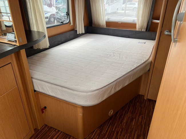 Hymer Sporting 465 | Mover enti&egrave;rement automatique | Auvent comme neuf | Sommier &agrave; lattes | Coin salon convertible | Auvent | Lit fran&ccedil;ais | Porte-v&eacute;los photo : 14