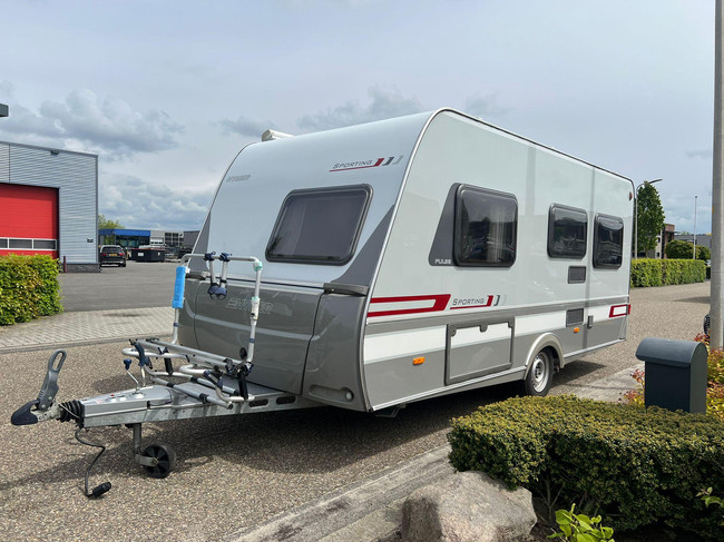 Hymer Sporting 465 | Mover enti&egrave;rement automatique | Auvent comme neuf | Sommier &agrave; lattes | Coin salon convertible | Auvent | Lit fran&ccedil;ais | Porte-v&eacute;los photo : 2