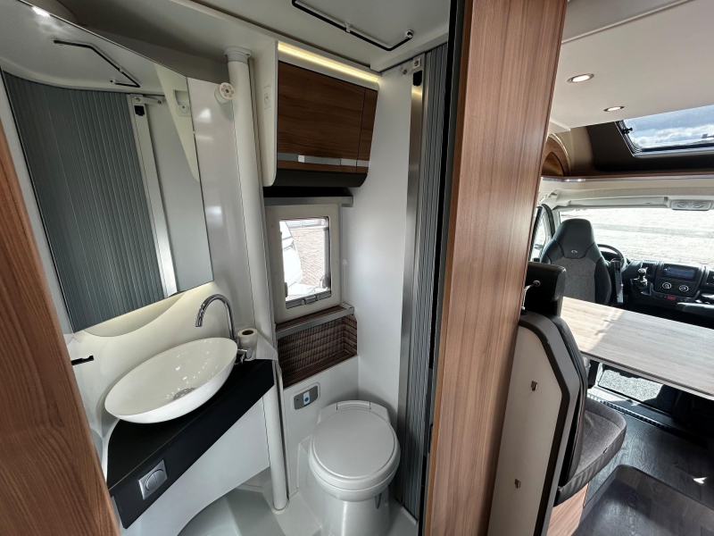 Adria Matrix Axess 600 SL Camas longitudinales - Cama abatible foto: 14
