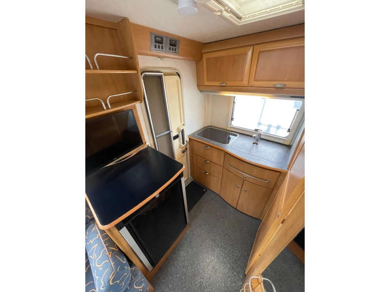 Hymer B 584 Hefbed bar-indeling 2000  foto: 11