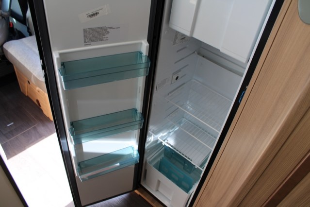 Adria Coral S 670 SC met elektrisch in hoogte verstelbaar Queensbed slechts 40801 km (65  foto: 34