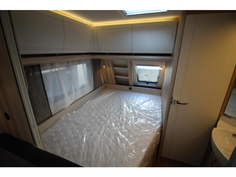 Hobby De Luxe 400 SFE Cama francesa y nevera alta foto: 7