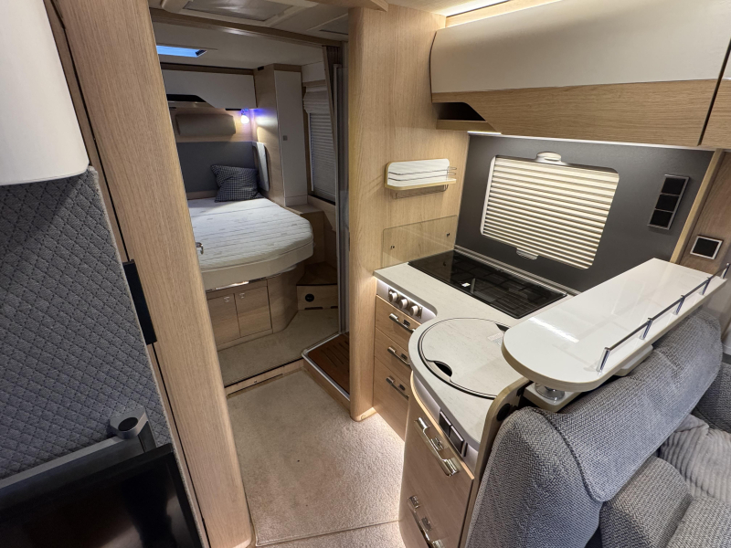 Hymer BMC-I 690 Queensbed-Hefbed-Mercedes  foto: 9