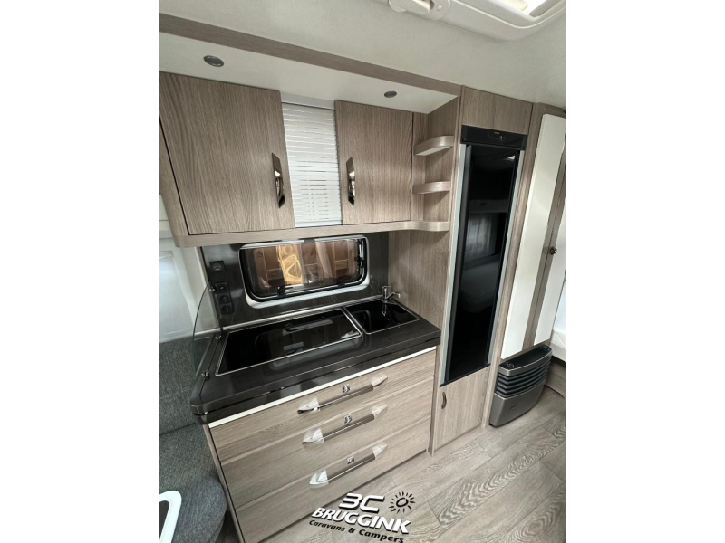Hobby Prestige 540 UL SINGLE BED MOVER AWNING photo: 3