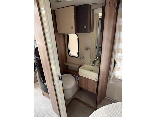 Chausson Flash 718 EB cama queen+cama abatible portabicicletas panel solar antena parab&oacute;lica el&eacute;ctrica TV puerta mosquitera remis plisado foto: 19