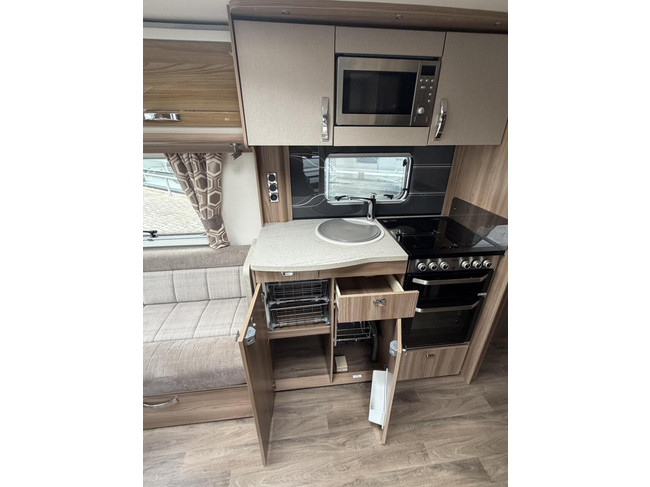 Swift Elite 645 Levelsysteem Mover Luifel Zonnepaneel Oven foto: 21