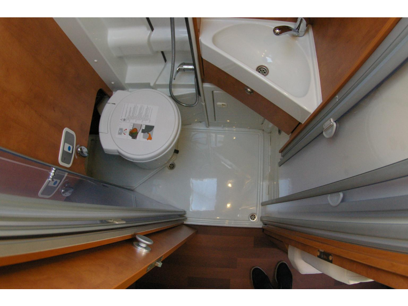 Carthago Malibu 600 Automaat, Dwarsbed.  foto: 16
