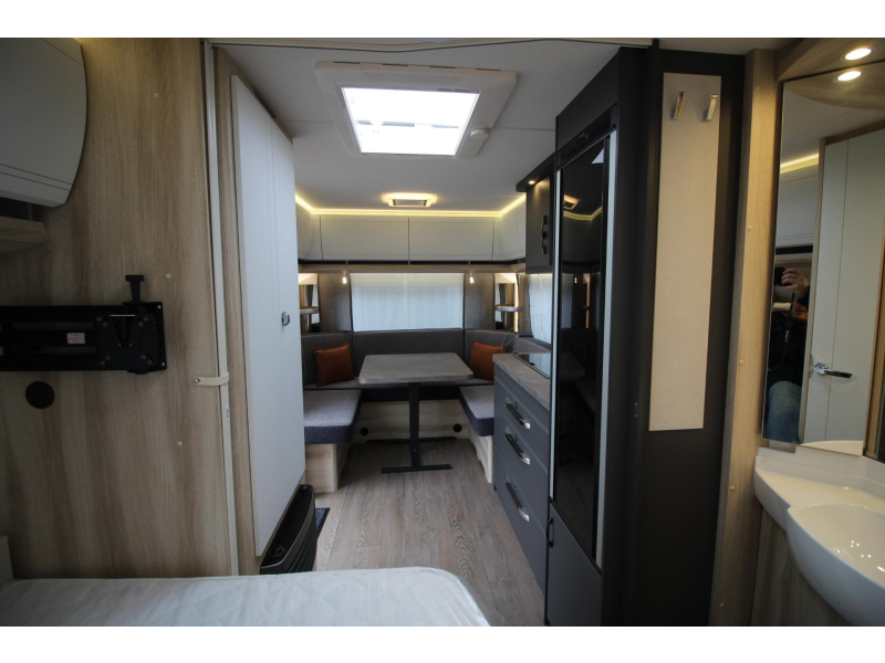 Hobby De Luxe 460 UFE Cama francesa y asiento redondo! foto: 10