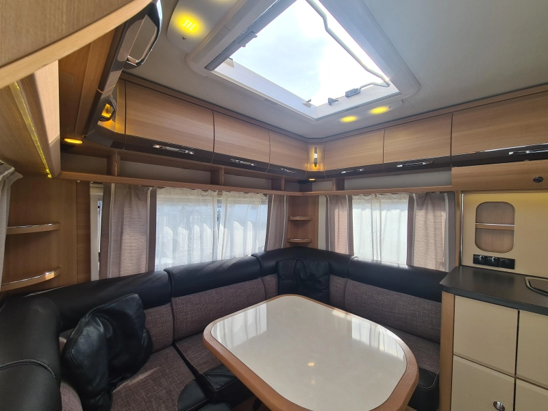 LMC Passion 440 D Voortent en mover  foto: 7