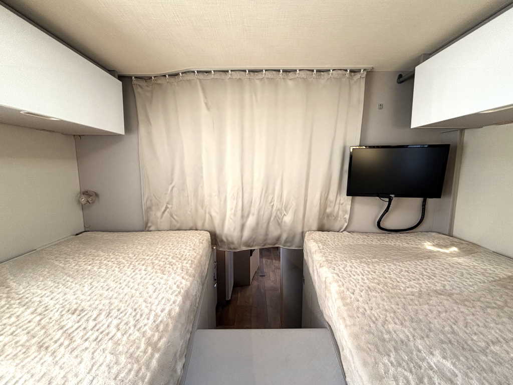 Hymer T 585 S MERCEDES AUTOMATIC SINGLE BEDS LIFT BED 6200KM! photo: 3