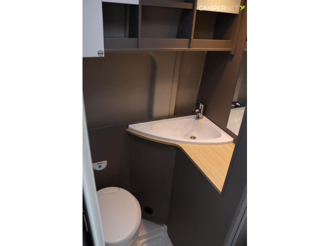LMC Innovan 640 140cv Autom&aacute;tico | Camas longitudinales | Toldo | Techo panor&aacute;mico | Ventanas empotradas | Control de crucero | Nuevo disponible en stock | foto: 14
