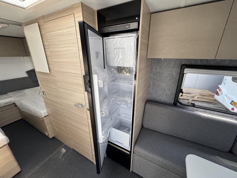 Adria Altea 502 UL 60 Year, T&uuml;r mit Fenster Foto: 11