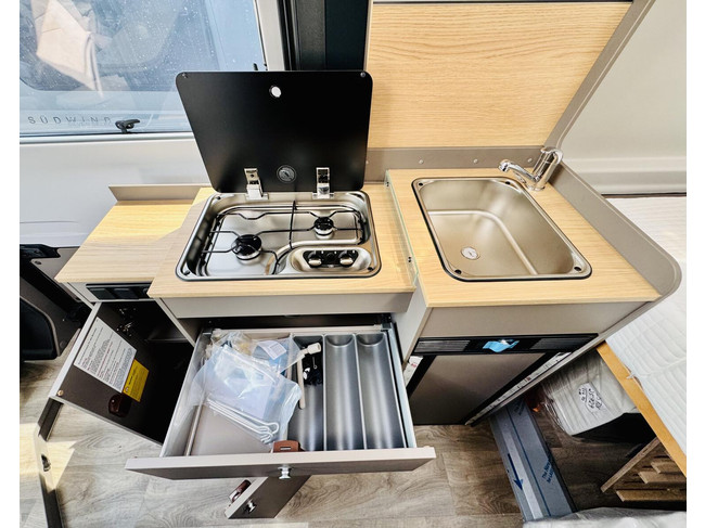 LMC Innovan 592 MJ. 25 + Solar + 200A Lithium + Automaat foto: 12