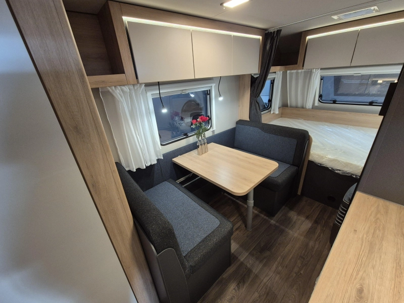 Knaus Sport 500 QDK met 3 stapelbedden!  foto: 5