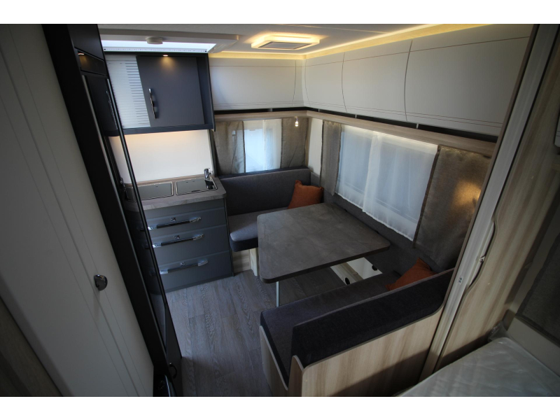 Hobby De Luxe 400 SFE Cama francesa y nevera alta foto: 10